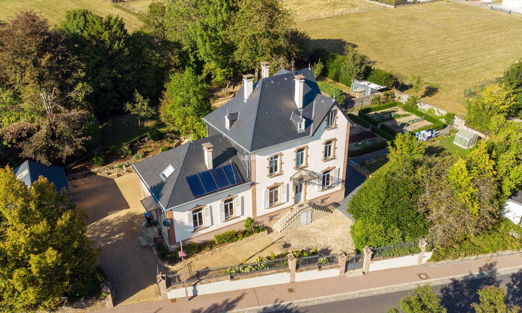 Mansion for sale in Rambrouch  - 300m²